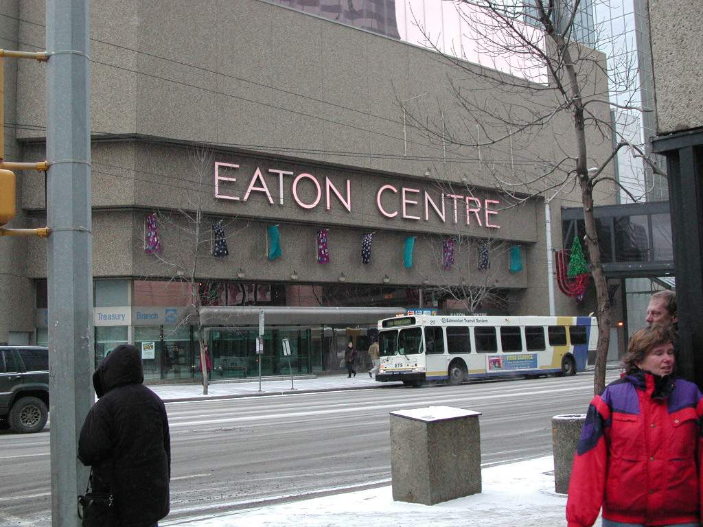 �����Eaton Center--һ��DownTown�����İٻ��̵ꡣ��DownTown����һ�ֽ�PadWay��ͨ�����㼸�����������ͨ��ȥ����ȥ���κ�һ���ط�����Ϳ�����ȥ�˶������ѩ�صĺ���֮�ࡣEaton Center���м���������ͨ�������������߱�DownTown��
