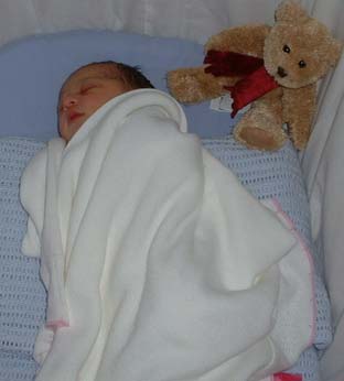 Slika bebe kako spava.