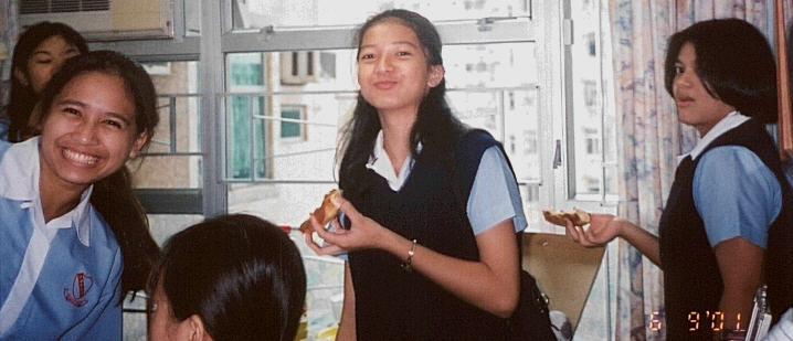 Jan so cute o. That would be Elisha's head. I don't know what kate is eating but she looks really cute doing that. Haha PEFF!!!
