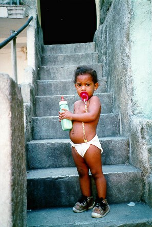 Nina con bibern . La Habana (1997) 54 Kb/jpg