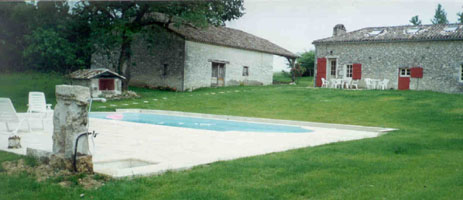 Vue de la maison et de sa piscine