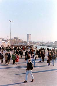 Gente al porto di Rimini