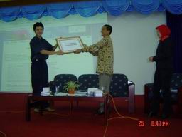 General Manager Edward Forrer menerima Penghargaan dari MQC