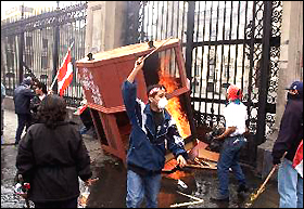 Protesta ennfrente de la Casa de Gobierno - Lima - Peru 