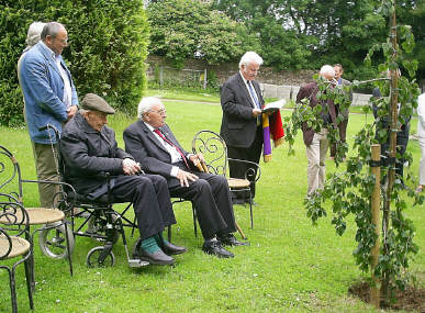 Manus reading the Roll of Honour from the Connolly Column.
