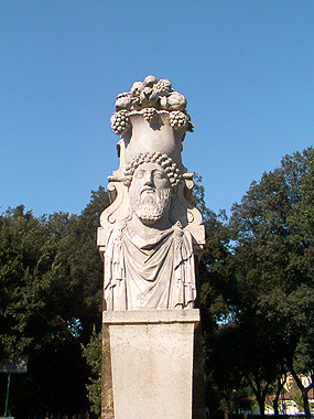Le sfingi all'ingresso del Parco dei Daini del Casino Borghese