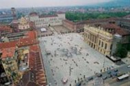piazza Castello - a sinistra Palazzo Reale, a destra Palazzo Madama - Le immagini sono tratte da OfficinaCittàTorino