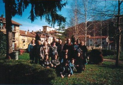 Foto di gruppo dei poeti intervenuti alla presentazione dell'antologia "65 poesie d'amore"