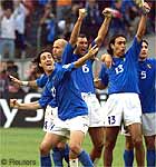 Foto: Gli azzurri esultano dopo una prodezza di Toldo