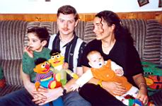 Papa hat den Sami auf dem Schoss und die Mama mich :o))). Und Sami hat Erni und Bert auf dem Schoss. Die fetzen :o)))