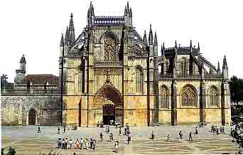 Take a Lisbon escorted tour to see the cloister in detail.