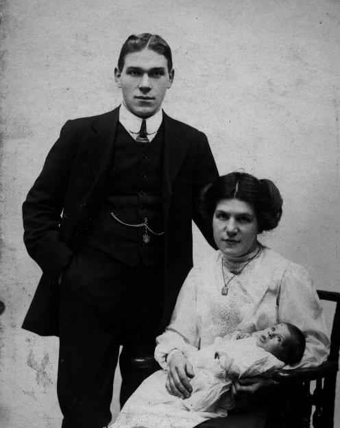 Sam and family 1915