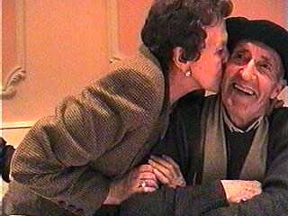 Ella besa a �l. 20 Kb.