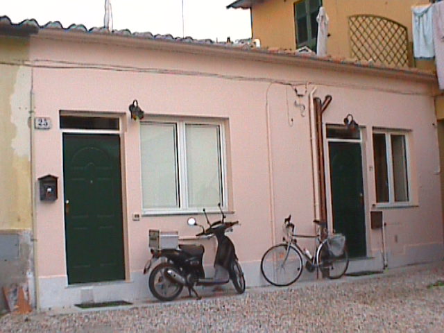via dei Funaioli 25, il capannone che ospit� gli studi di TVL