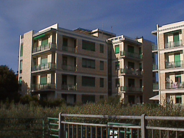 In questo palazzo abitava Paolo Romani. Nel salotto del suo appartamento, con le tende a fare da sfondo, venne registrata la prima trasmissione di TVL
