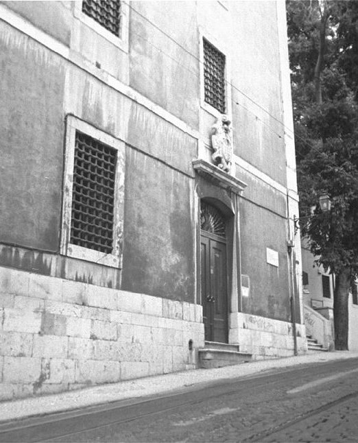 O antigo Aljube, hoje ocupado pelo Instituto de Reinsero Social, na Rua Augusto Rosa, junto  S Catedral, no centro de Lisboa - Maio, 2002