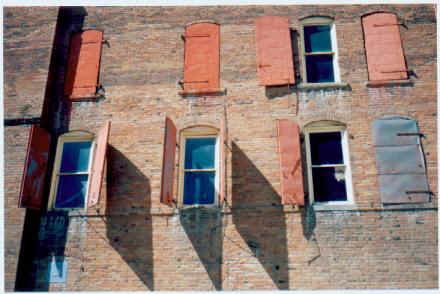 windows1.jpg (19879 bytes)