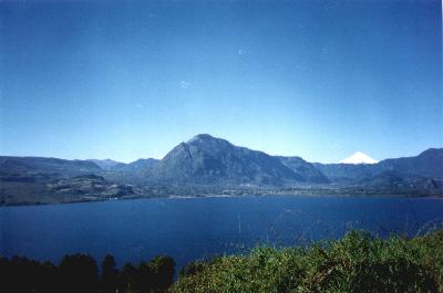 Lago Calafquen mit Blick auf den Vulkan Villarica