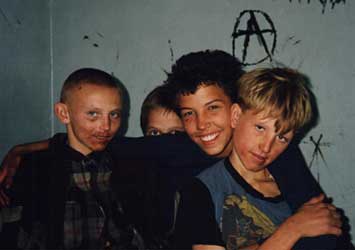 streetkids.jpg (9045 bytes)