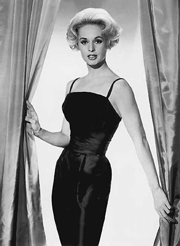 Une blonde glaciale rveillant les dsirs les plus inavouables... Hitchcock "orphelin" de Grace Kelly et Ingrid Bergman qui avaient quitt Hollywood, cherchait une nouvelle blonde, naturellement "glaciale", pour son nouveau film.