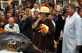 Queen Beatrix looks at fish in Katwijk