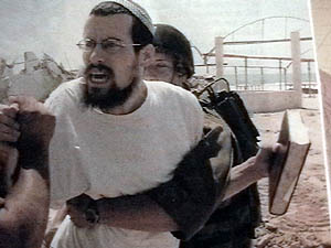 Colon juif invoquant le Livre pour refuser de quitter les lieux