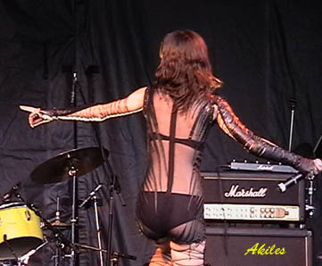 Chanteuse de dos. Photo prise par Akiles au festival de jazz en 2006
