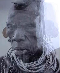 Image photographi&eacute;e &agrave; travers la vitrine d'un magasin