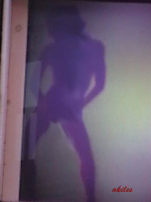 Un &eacute;cran g&eacute;ant sur la rue Sainte-Catherine &agrave; Montr&eacute;al sur lequel une strip-teaseuse fait un show