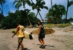 Gabi und Brett auf dem Weg zum Surfen