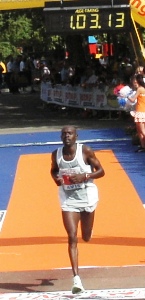L'arrivo di Philemon Kipkering (Foto Alberto Zorzi)