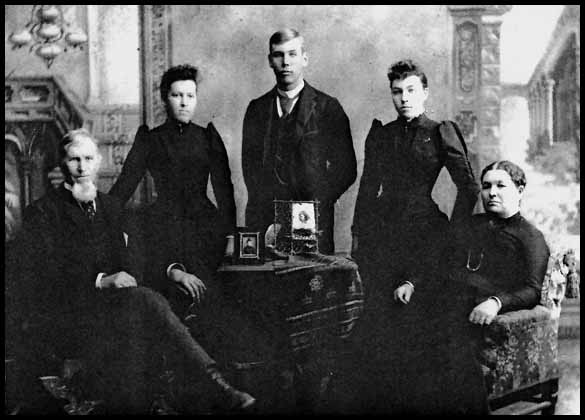 ThomasMcNaughtonFamily_abt1898.JPG (171016 bytes)