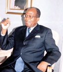 ''Ngati pali munthu okhwima pa ndale ku zipani zotsutsa yemwe ndikuona kuti angatsogolere bwino anthu ndiye ndi a Tembotu'' Bakili Muluzi addressing a mass rally at Mtsiliza School ground in Lilongwe, 2002.