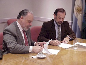Momento en que el secretario de Prevenci�n y Asistencia de las Adicciones bonaerense, Eduardo Amadeo (der.) y el Gerente General de Operaciones de TBA, Ricardo Forli, firmaron un convenio de cooperaci�n para desarrollar acciones de difusi�n preventiva conjunta con el fin de generar conciencia social sobre las adicciones.
