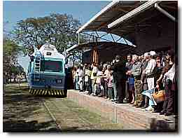 Momento en que hace su entrada a la estaci�n Tirol el tren inaugural. (Foto cortes�a Diario Norte)