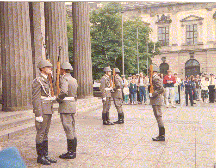 Гдр рутуб. Потсдам 1988. Шуман солдат ГДР. Парад войск ГДР Берлин. Дворец Республики ГДР В 90е.