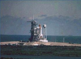 O nibus espacial Challenger na plataforma de lanamento