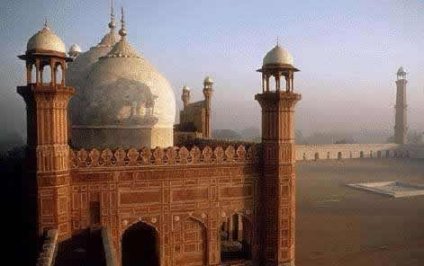 A view from the side of the Badshahi mosque