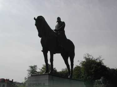 La estatua del rey belga Leopold II, quien explotó a los Africanos entre 1889 y 1908 para sus ganancias privadas, causando la muerte y la mutilación de miles de indígenas. (Bruselas, Bélgica)