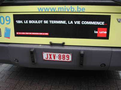 --18h. El trabajo termina, la vida empieza.-- Publicidad (sobre un camión de transporte público) de la cadena de televisión La Une. Aquí --vivir-- quiere decir: estar sentado en frente de la televisión.