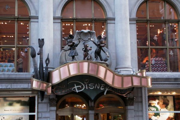 Fifth_Avenue-Disney_gift_store.JPG