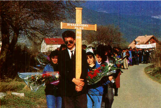 Funerales por la muerte de un miliciano serbio en su aldea natal(31726 bytes)