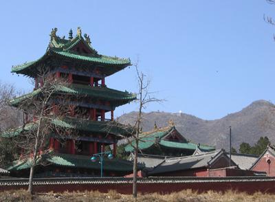 Outside Shaolin Si with Wuru Feng in background