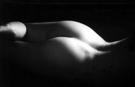 Tu cuerpo, emblema
crepitante.
Mi alma tiembla
al puro estado de belleza.
Tus ojos,
reposa en ti el impulso
de una corriente azul.