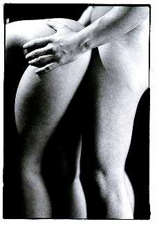 busco el cliz virgneo
de su cuerpo desnudo
