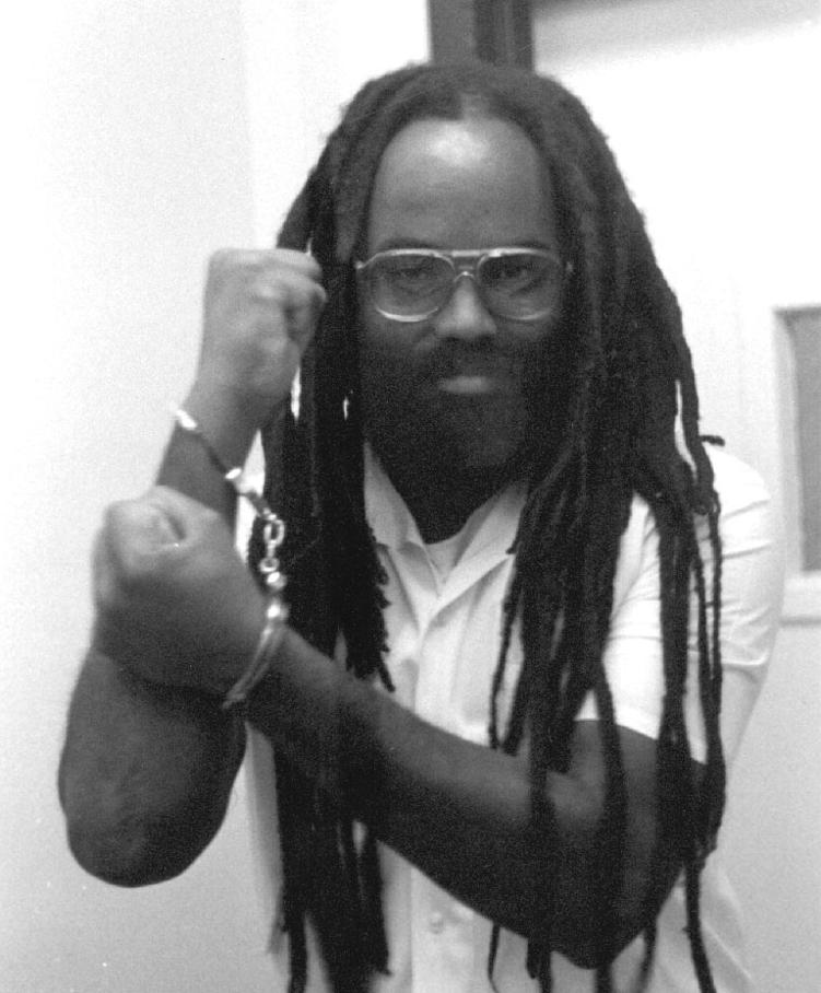 Mumia Abu-Jamal mit Handschellen