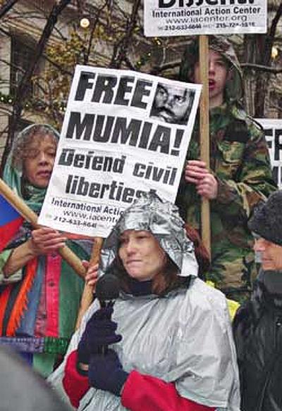 Demonstrantin mit einem Plakat fr die Freilassung Mumia Abu-Jamals