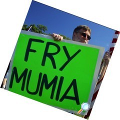 Demonstrant mit Fry-Mumia-Plakat