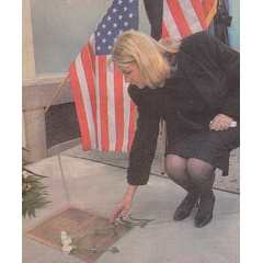 Maureen Faulkner legt Blumen nieder
