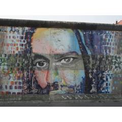 Bild von Mumia Abu-Jamal auf den Resten der Berliner Mauer